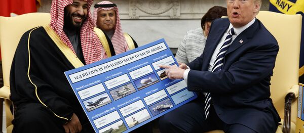 Presidente dos EUA Donald Trump mostra um gráfico com vendas de armas à Arábia Saudita durante o encontro com o príncipe herdeiro saudita, Mohammed bin Salman Mohamed, Estados Unidos, 20 de março de 2018 - Sputnik Brasil