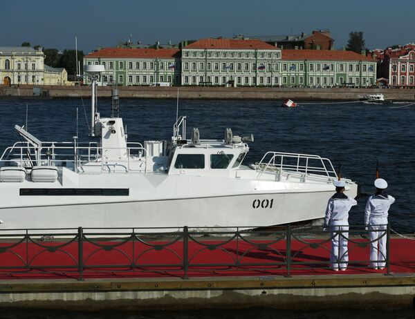 Lancha do presidente russo Vladimir Putin nas águas do rio Neva em São Petersburgo antes do Desfile Naval Principal do Dia da Marinha da Rússia em São Petersburgo - Sputnik Brasil