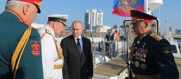 Presidente da Rússia, Vladimir Putin, participa das celebrações dedicadas ao Dia da Marinha - Sputnik Brasil