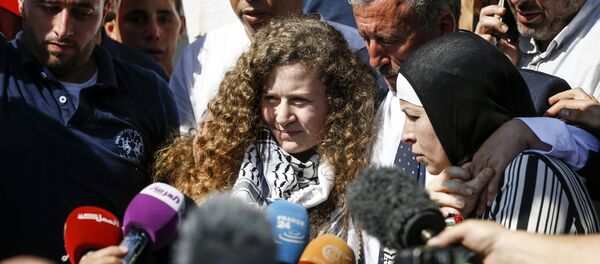 Ahed Tamimi fala com a imprensa após ser solta. - Sputnik Brasil