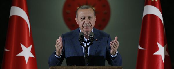 Turkey's President Recep Tayyip Erdogan speaks during an Iftar, the evening meal breaking the Ramadan fast, at his palace in Ankara, Turkey, Saturday, May 19, 2018 - Sputnik Brasil