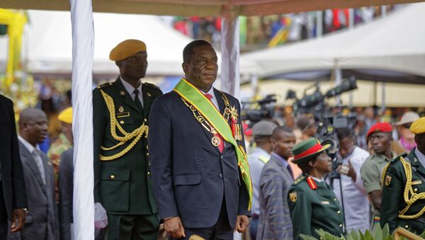 Emmerson Mnangagwa inspects the military parade after being sworn in as President at the presidential inauguration ceremony in the capital Harare, Zimbabwe Friday, Nov. 24, 2017 - Sputnik Brasil