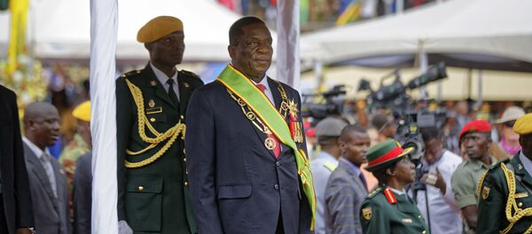 Emmerson Mnangagwa inspects the military parade after being sworn in as President at the presidential inauguration ceremony in the capital Harare, Zimbabwe Friday, Nov. 24, 2017 - Sputnik Brasil