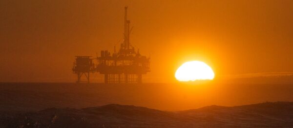Pôr do sol sobre a plataforma de petróleo. - Sputnik Brasil