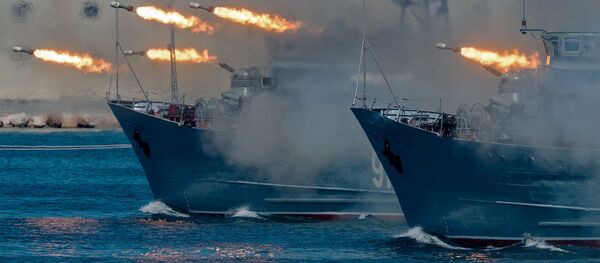 Caça-minas Kovrovets (à esquerda) e Ivan Golubets durante o Dia da Marinha da Rússia em Sevastopol, Crimeia - Sputnik Brasil