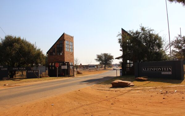 Portões de entrada em Kleinfontein, na África do Sul - Sputnik Brasil