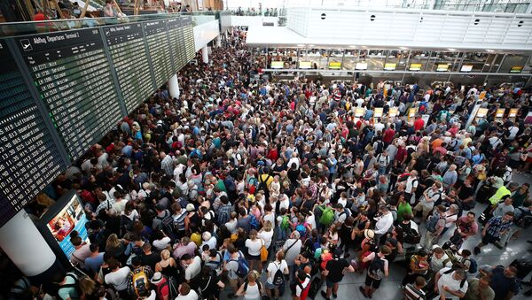 Os passageiros esperam por seus voos no Terminal 2 (foto de referência) - Sputnik Brasil