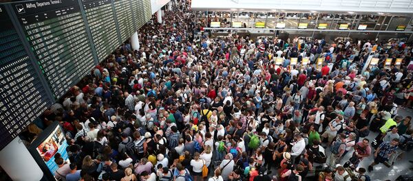 Os passageiros esperam por seus voos no Terminal 2 (foto de referência) - Sputnik Brasil