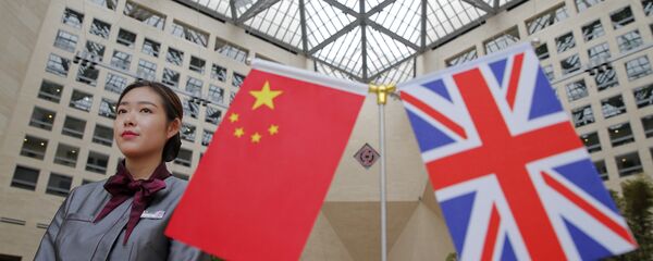 Bandeiras do Reino Unido e China. - Sputnik Brasil