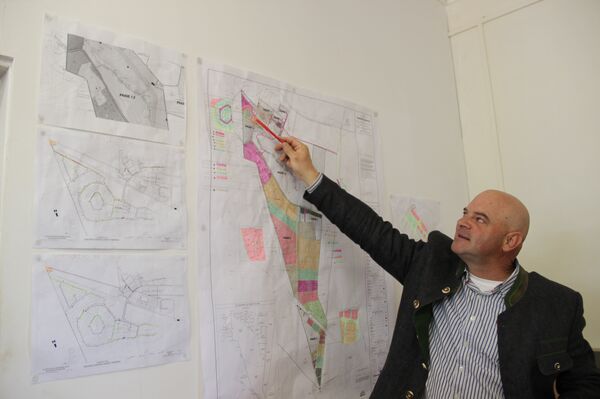 Dannie de Beer mostra o mapa de Kleinfontein - Sputnik Brasil