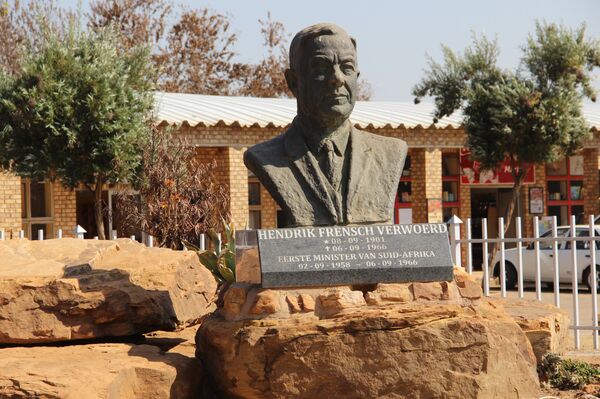 Monumento ao ex-premiê sul-africano, Hendrik Frensch Verwoerd, em Kleinfontein - Sputnik Brasil