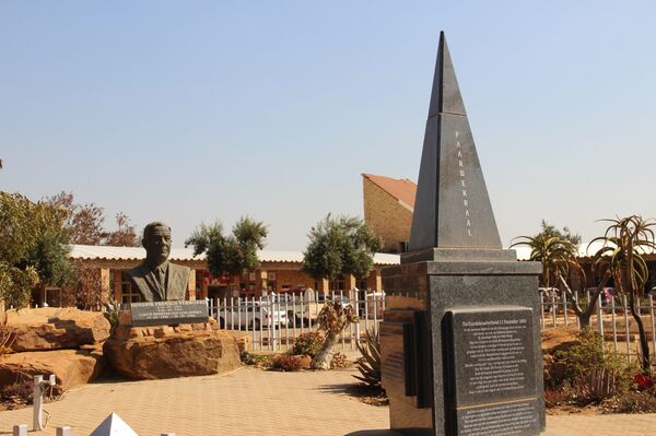 Monumentos na entrada de Kleinfontein - Sputnik Brasil