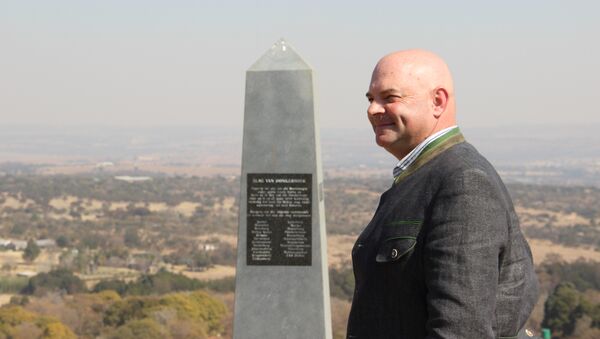 Dannie de Beer junto ao monumento dedicado à Batalha de Diamond Hill, em Kleinfontein - Sputnik Brasil