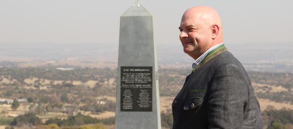 Dannie de Beer junto ao monumento dedicado à Batalha de Diamond Hill, em Kleinfontein - Sputnik Brasil