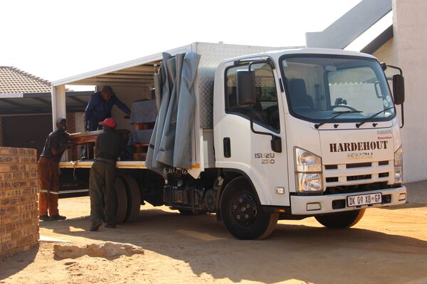 Negros descarrem um caminhão com produtos encomendados, em Kleinfontein - Sputnik Brasil