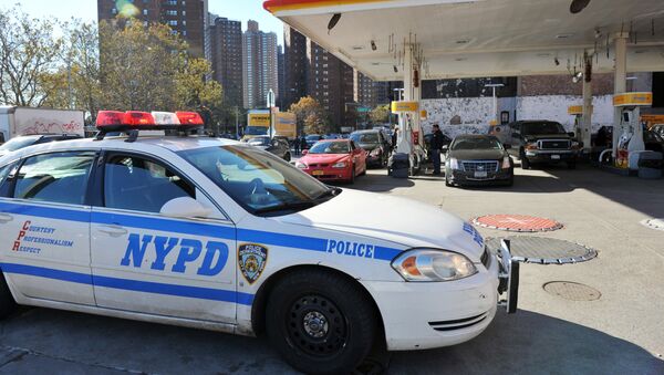 Departamento de Polícia de Nova York vigia o posto de combustível Shell, Nova York, EUA, em 9 de novembro de 2012 - Sputnik Brasil
