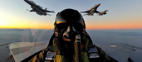 Cabina de un caza F-16, foto archivo - Sputnik Brasil