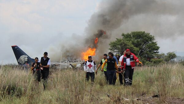 Pessoas no local do acidente do avião mexicano na área de Durango - Sputnik Brasil