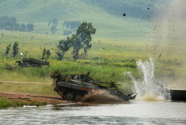 No decurso de manobras, um veículo de infantaria entra no rio com objetivo de atravessá-lo - Sputnik Brasil