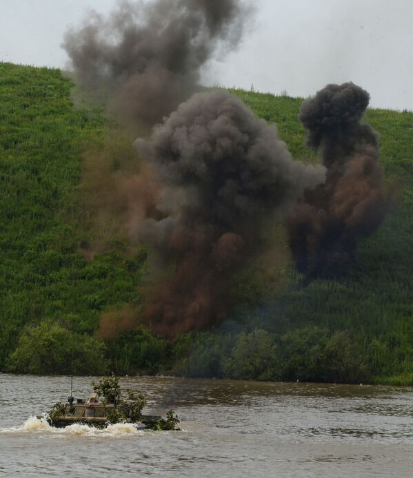 Veículo de combate de infantaria treina cruzamento de um rio durante treinamentos no polígono Sergeesky - Sputnik Brasil