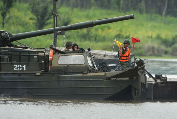 Tanque T-72 ultrapassa obstáculo aquático através de ponte flutuante para demostrar suas capacidades nos treinamentos - Sputnik Brasil