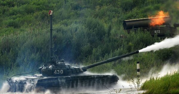 Depois de ultrapassar obstáculos aquáticos, tanque T-72 dispara projéteis contra um alvo virtual - Sputnik Brasil