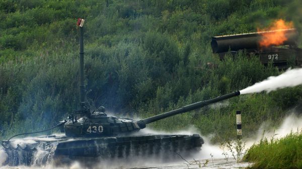 Depois de ultrapassar obstáculos aquáticos, tanque T-72 dispara projéteis contra um alvo virtual - Sputnik Brasil