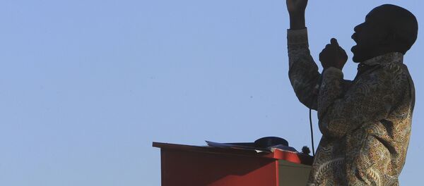 Líder do principal partido de oposição do Zimbábue, Nelson Chamisa, se dirige ao público em seu último comício antes das eleições presidenciais de 2018. - Sputnik Brasil