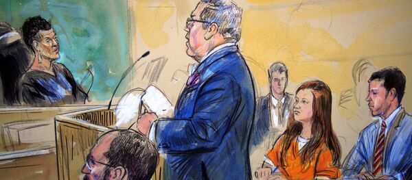 Este esboço do tribunal mostra Maria Butina, de uniforme laranja, ouvindo seu advogado Robert Driscoll, em pé, enquanto ele fala com a juíza Deborah Robinson, à esquerda, durante um audiência em tribunal federal em Washington. - Sputnik Brasil