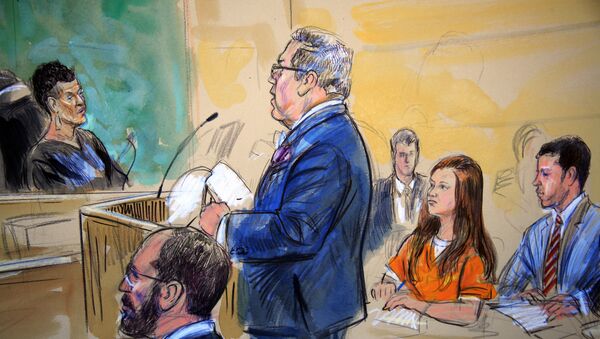 Este esboço do tribunal mostra Maria Butina, de uniforme laranja, ouvindo seu advogado Robert Driscoll, em pé, enquanto ele fala com a juíza Deborah Robinson, à esquerda, durante um audiência em tribunal federal em Washington. - Sputnik Brasil