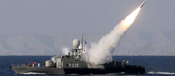 Um navio iraniano lança míssil no estreito de Ormuz - Sputnik Brasil