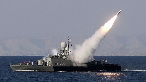 Um navio iraniano lança míssil no estreito de Ormuz - Sputnik Brasil