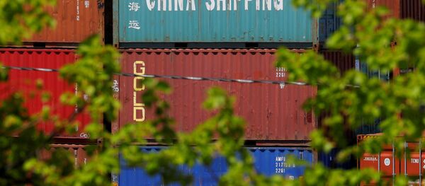 Contêineres de remessa, incluindo o chamado Transporte na China, estão empilhados no Terminal de Contêineres Paul W. Conley em Boston, Massachusetts, EUA, em 9 de maio de 2018 - Sputnik Brasil