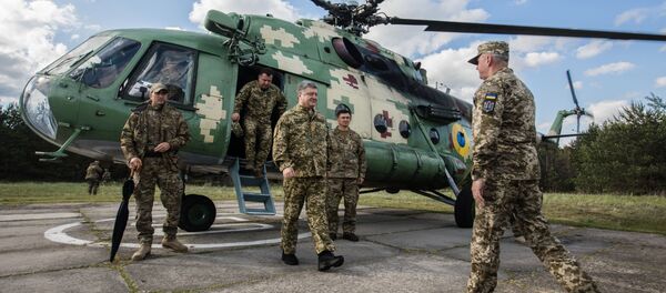 Presidente da Ucrânia, Pyotr Poroshenko, e o chefe de Estado-Maior das Forças Armadas da Ucrânia, Viktor Muzhenko no polígono, acompanhando os testes dos sistemas de mísseis antitanque Javelin, Ucrânia, 22 de maio de 2018 - Sputnik Brasil