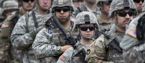 Soldados norte-americanos participam de cerimônia de abertura do exercício militar Iron Wolf 2017, na área de treinamento em Pabrade, ao norte da capital lituana de Vilnius, em 12 de junho de 2017 - Sputnik Brasil