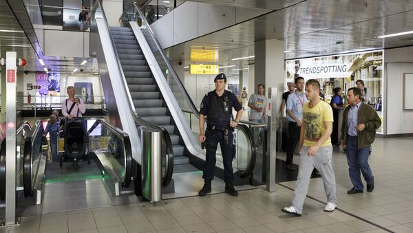 Polícia na escada rolante no aeroporto de Schiphol, em Amsterdã - Sputnik Brasil