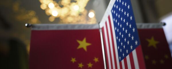 Bandeira americana e chinesa Bandeira americana e chinesa - Sputnik Brasil