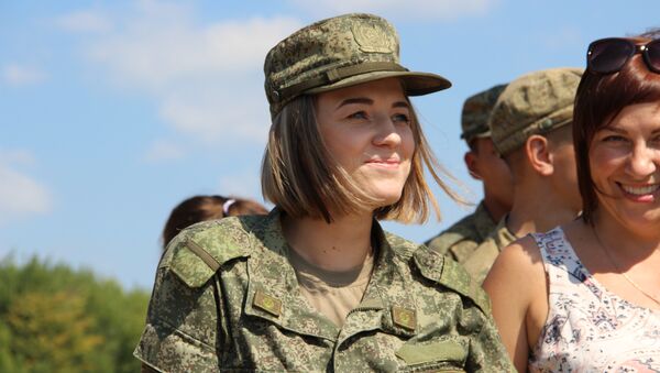 Militar russa assiste ao concurso Otkrytaya Voda 2018 - Sputnik Brasil