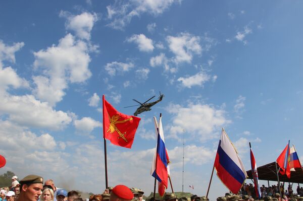 Bandeiras russas aparecem durante o concurso Otkrytaya Voda 2018 - Sputnik Brasil