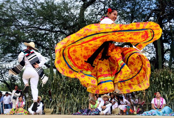 Dançarinos se apresentam durante o festival Guelaguetza no México - Sputnik Brasil