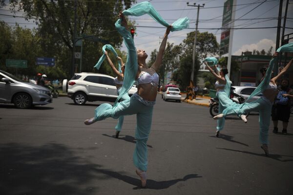 Bailarinas dançam em plena rua na cidade do México - Sputnik Brasil