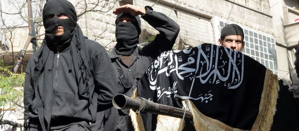 Members of jihadist group Al-Nusra Front take part in a parade calling for the establishment of an Islamic state in Syria, at the Bustan al-Qasr neighborhood of Aleppo, on October 25, 2013. - Sputnik Brasil