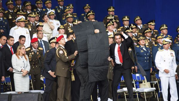 Forças de segurança rodeiam o presidente venezuelano, Nicolás Maduro, durante o atentado em Caracas em 4 de agosto - Sputnik Brasil