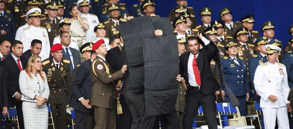 Forças de segurança rodeiam o presidente venezuelano, Nicolás Maduro, durante o atentado em Caracas em 4 de agosto - Sputnik Brasil