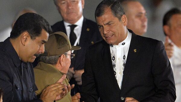 O ex-presidente equatoriano Rafael Correa, o ex-presidente cubano Raul Castro e o presidente da Venezuela, Nicolás Maduro, durante uma manifestação na Praça da Revolução em Havana em homenagem ao falecido líder Fidel Castro. - Sputnik Brasil