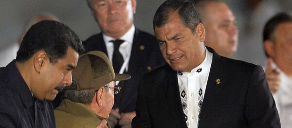O ex-presidente equatoriano Rafael Correa, o ex-presidente cubano Raul Castro e o presidente da Venezuela, Nicolás Maduro, durante uma manifestação na Praça da Revolução em Havana em homenagem ao falecido líder Fidel Castro. O ex-presidente equatoriano Rafael Correa, o ex-presidente cubano Raul Castro e o presidente da Venezuela, Nicolás Maduro, durante uma manifestação na Praça da Revolução em Havana em homenagem ao falecido líder Fidel Castro. - Sputnik Brasil
