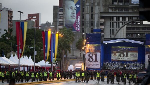 Guardas venezuelanos ocupando a Avenida Bolívar depois da tentativa do atentado contra o líder do país, Nicolás Maduro - Sputnik Brasil