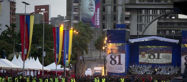 Guardas venezuelanos ocupando a Avenida Bolívar depois da tentativa do atentado contra o líder do país, Nicolás Maduro Guardas venezuelanos ocupando a Avenida Bolívar depois da tentativa do atentado contra o líder do país, Nicolás Maduro - Sputnik Brasil