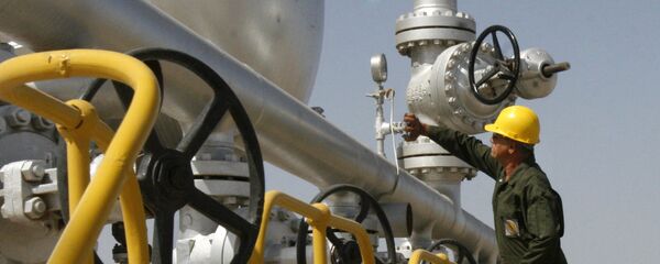 Técnico de petróleo iraniano verifica as instalações do separador de óleo no campo petrolífero de Azadegan, perto de Ahvaz, Irã (foto de arquivo) Técnico de petróleo iraniano verifica as instalações do separador de óleo no campo petrolífero de Azadegan, perto de Ahvaz, Irã (foto de arquivo) - Sputnik Brasil