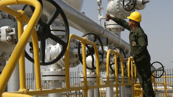 Técnico de petróleo iraniano verifica as instalações do separador de óleo no campo petrolífero de Azadegan, perto de Ahvaz, Irã (foto de arquivo) - Sputnik Brasil